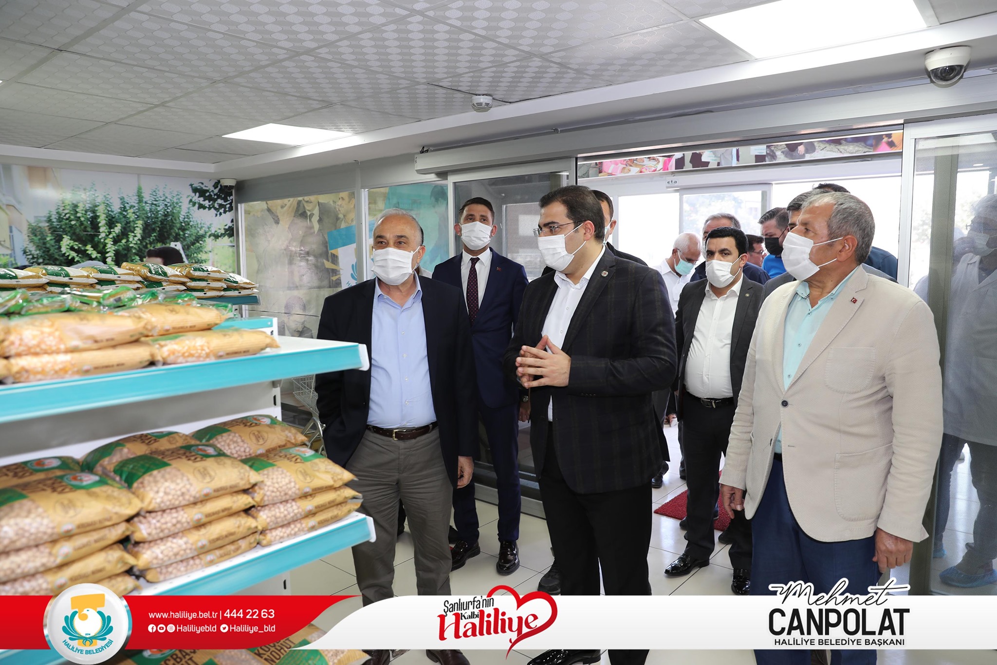 Bir 3 kişi, ayakta duran insanlar ve yazı görseli olabilir