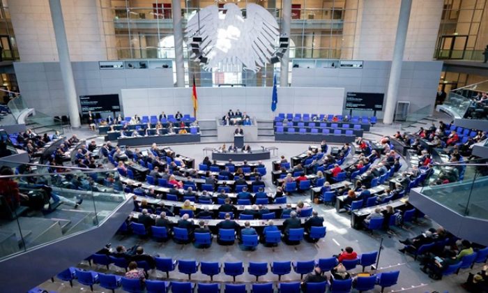 ALMANYA’DA KORONAVİRÜS KISITLAMALARI TARTIŞMALARI FEDERAL MECLİS, BUNDESTAG’I KARIŞTIRDI!