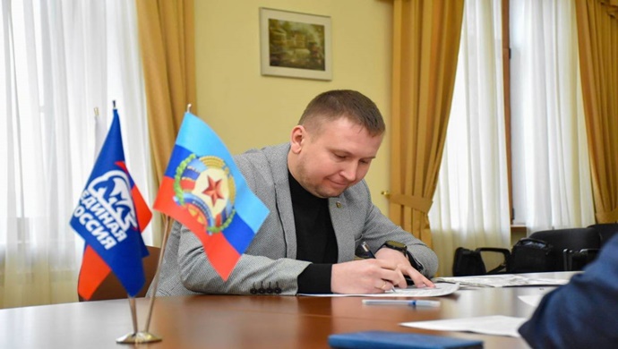 Секретарь Луганского отделения «Единой России», председатель Народного совета ЛНР Денис Мирошниченко первым в регионе подал документы для участия в предварительном голосовании партии