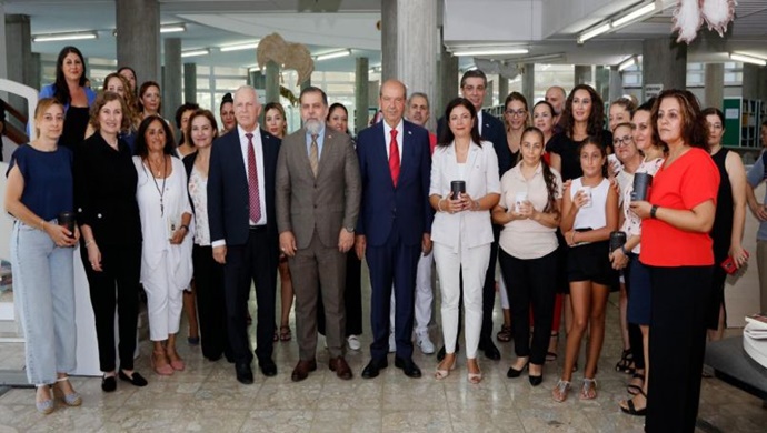 Cumhurbaşkanı Ersin Tatar, Kültür Dairesi tarafından düzenlenen “Kitap bağışı sizden, kahve bizden” etkinliğine katıldı