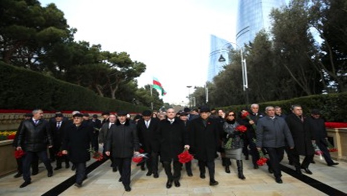 Yeni Azərbaycan Partiyasının nümayəndələri Şəhidlər Xiyabanını ziyarət ediblər