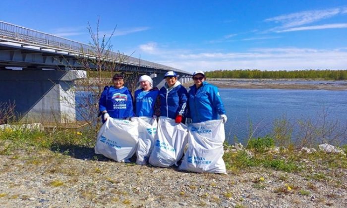 Magadan bölgesinde, Birleşik Rusya üyeleri Arman Nehri kıyısında bir temizlik günü düzenledi