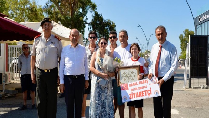 Cumhurbaşkanı Ersin Tatar’ın katılımıyla Maraş’ta 2 milyonuncu ziyaretçiye hediye takdim edildi