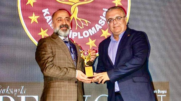 Zagra Tekstil Yönetim Kurulu Başkanı Kadir Budak’a “İş Dünyası Başarı Ödülü” Takdim Edildi