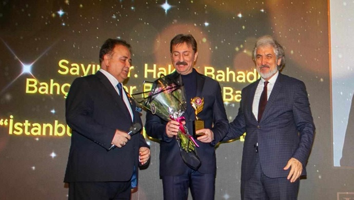 Başkanlığını Duayen Gazeteci Dr. Seyfullah Türksoy `un yaptığı İpekyolu Yılın Altın Adamları Ödül töreni İstanbul’da gerçekleşti