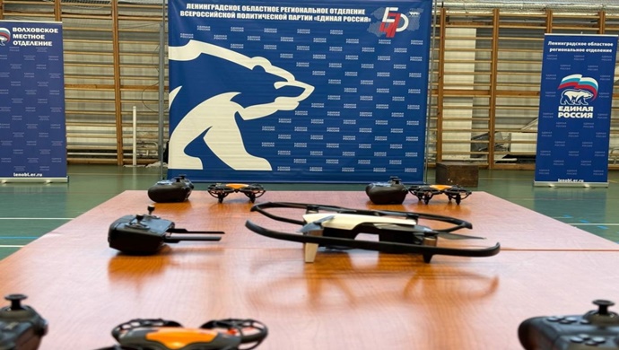 При поддержке «Единой России» в Волхове Ленинградской области для студентов устроили мастер-класс по управлению БПЛА