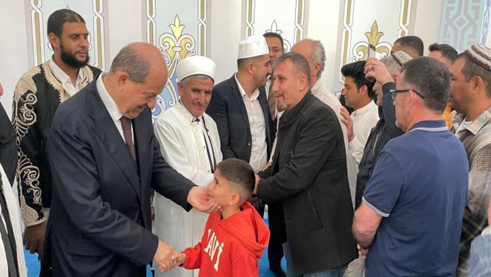 Cumhurbaşkanı Ersin Tatar, Bayram namazını Dr. Suat Günsel Camisi’nde kıldı