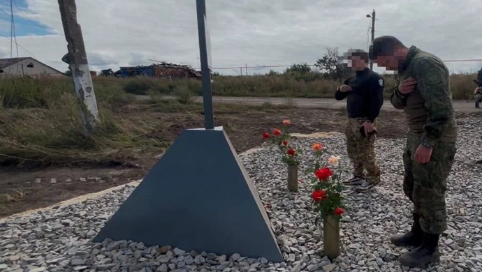 Birleşik Rusya gönüllüleri, Kursk sınır bölgesine hayatını kaybeden özel operasyon askerlerinin anısına anıt tabelaları yerleştiriyor