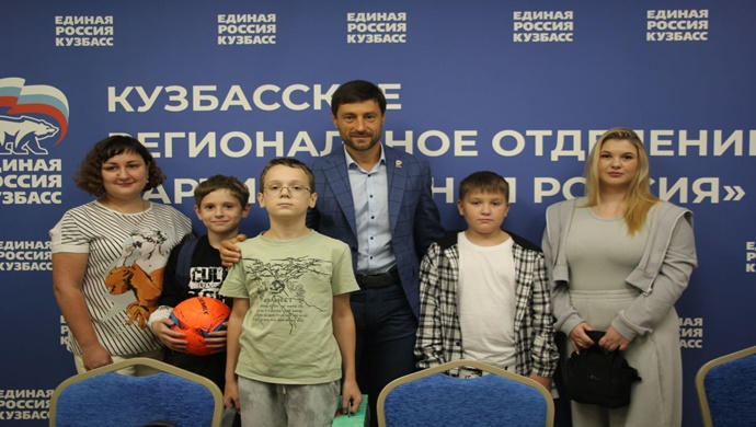 Birleşik Rusya, Bölgelerdeki Çocuklara Okul Malzemeleri Bağışlıyor