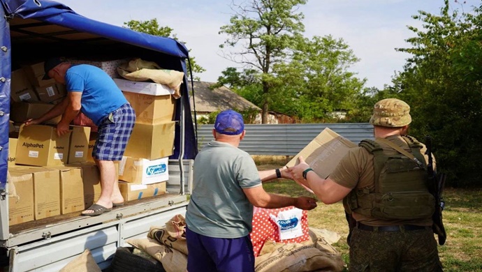 Активисты «Единой России» передали корма и другие вещи в приюты для животных в Омске и Запорожье