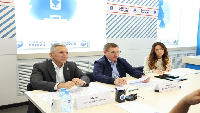 Vladimir Yakushev, Tyumen’de vatandaşlar için düzenlediği kişisel resepsiyonda, toplumsal açıdan önemli tesislerin inşasında kamu denetiminin önemini vurguladı