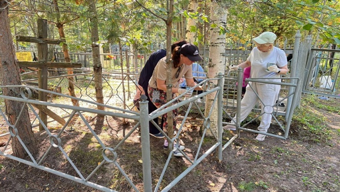 Единороссы Нефтеюганска благоустроили места захоронений ветеранов Великой Отечественной войны