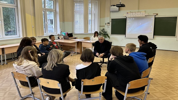 Birleşik Rusya, Moskova’daki okul çocukları için meslek temsilcileriyle kariyer rehberliği toplantıları düzenledi