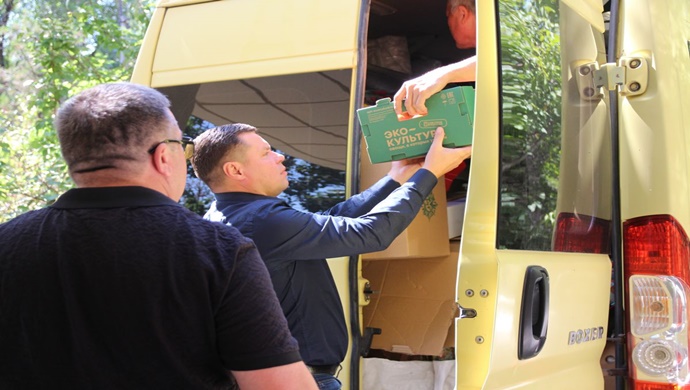Stavropol Birleşik Rusya üyeleri LPR’deki bir hastaneye insani yardım ulaştırdı