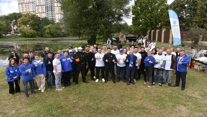 Moskova Bölgesi’ndeki Balaşiha’da Birleşik Rusya aktivistleri Malanyin göletini temizlemeye başladı