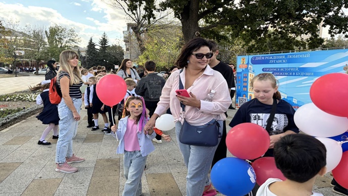 Birleşik Rusya, Lugansk’ta çocuklar için bir eğlence programı düzenledi