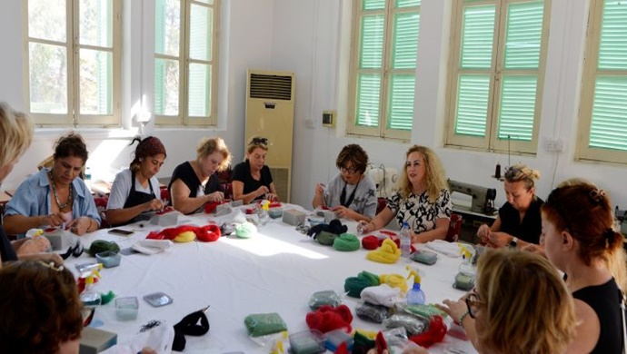 Cumhurbaşkanı Ersin Tatar’ın eşi Sibel Tatar, kursiyerle birlikte keçeden Medoş Lalesi yaptı