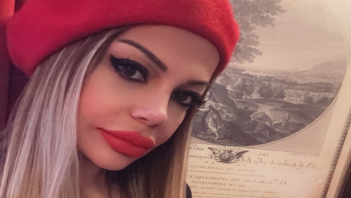 YASEMİN ÜNLÜ ”VAY”İLE MÜZİK LİSTELERİNİ ZORLUYOR