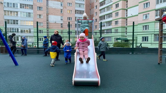 При содействии «Единой России» новые детские площадки открылись в Тверской и Свердловской областях