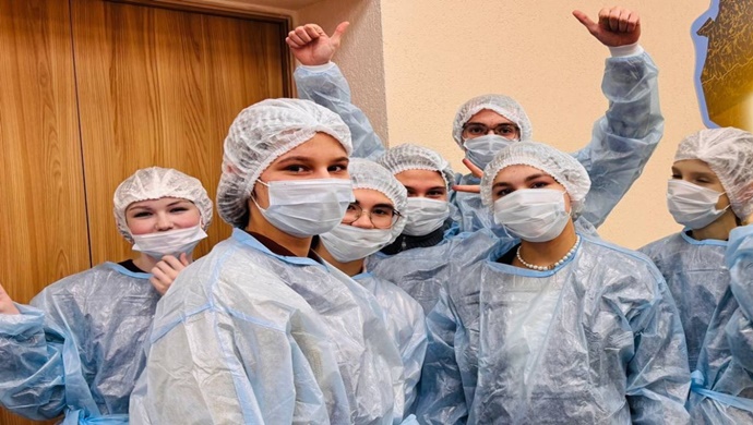 Birleşik Rusya’nın desteğiyle Murmansk Lisesi öğrencileri anestezist-reanimatör mesleğini öğrendiler.