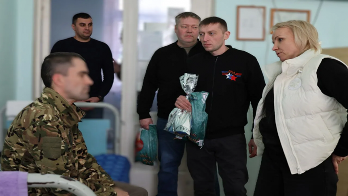 «Единая Россия» поздравила с Новым годом бойцов в госпиталях