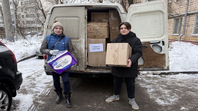 Moskova Birleşik Rusya üyeleri bir hayvan barınağına yiyecek götürdü