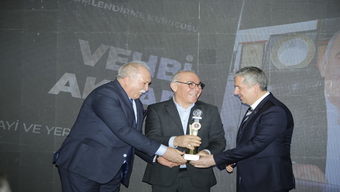 YERLİ ÜRETİMİN GÜÇLÜ TEMSİLCİSİ VEHBİ AKYAR’A ANLAMLI ÖDÜL