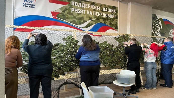 При содействии «Единой России» в Смоленске появился новый центр по плетению масксетей